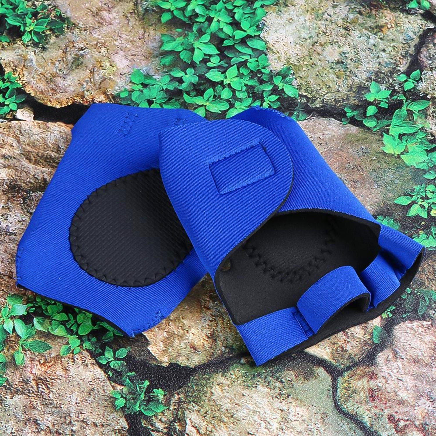 Detailed view of the breathable fabric and ergonomic design of the half-finger palm support gloves.