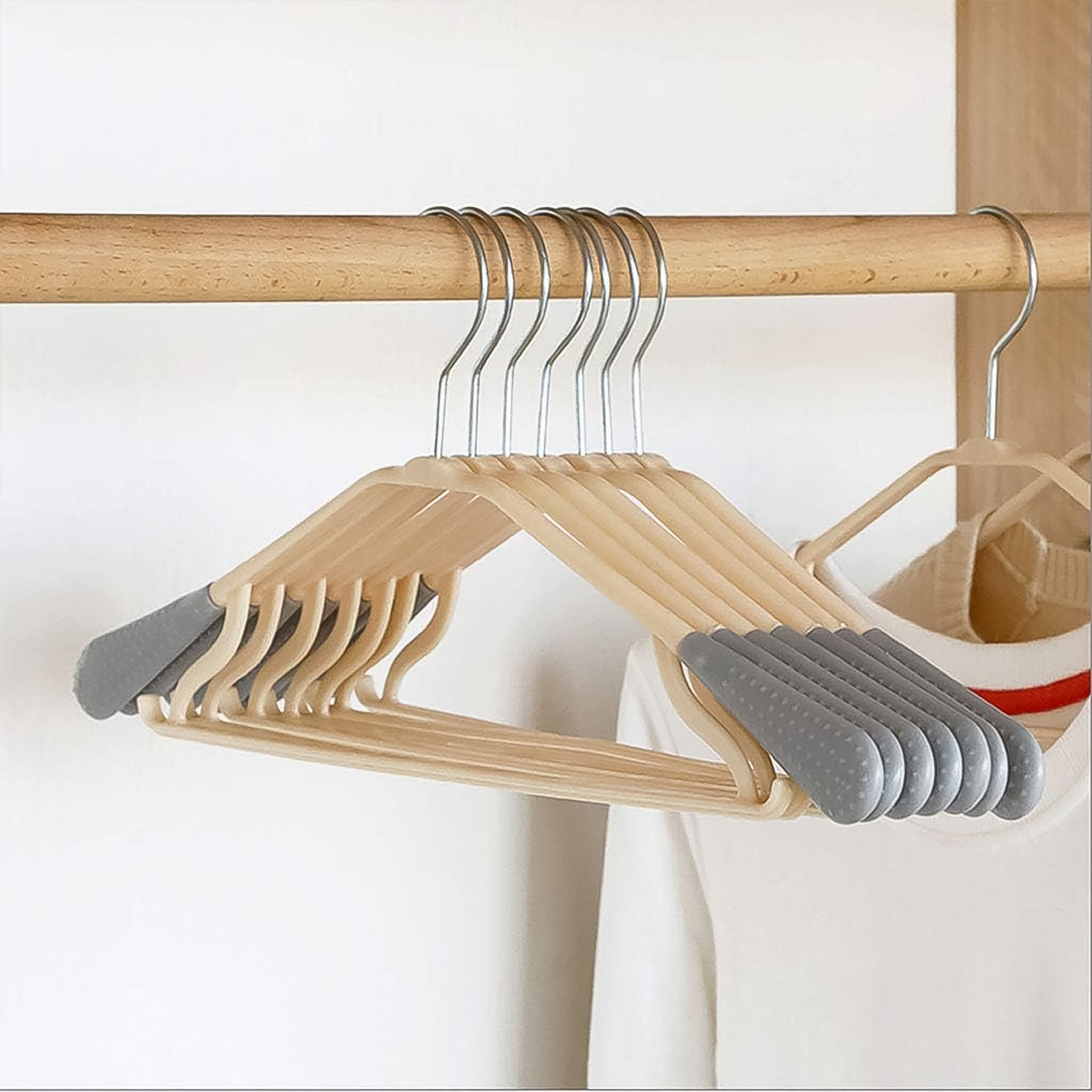 Ergonomic design of the PP clothes hanger for wrinkle-free storage.