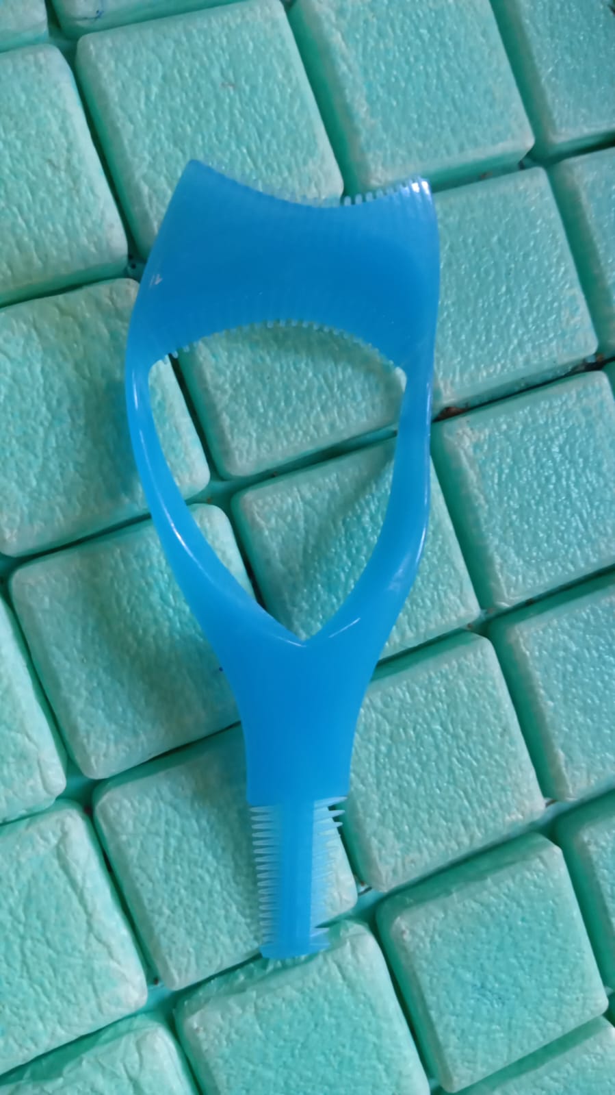 Full view of the 3-in-1 plastic Eyelash Tool, showcasing all its features.
