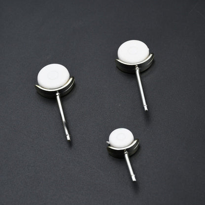 Efficient plane-shaped USB fan, designed for energy savings and quiet operation.