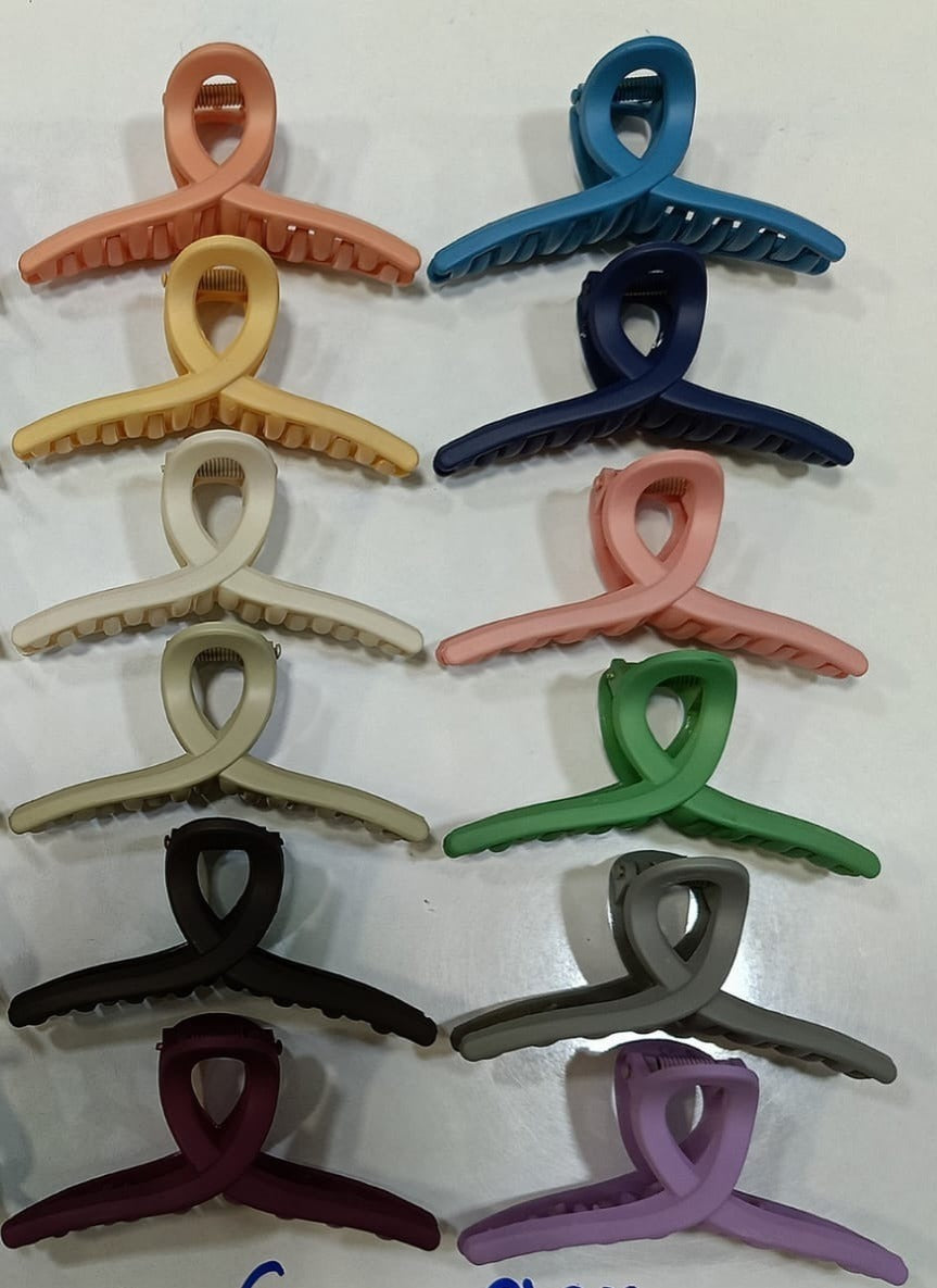 Packaging of Calm & Curl hair claw clips highlighting strong hold features