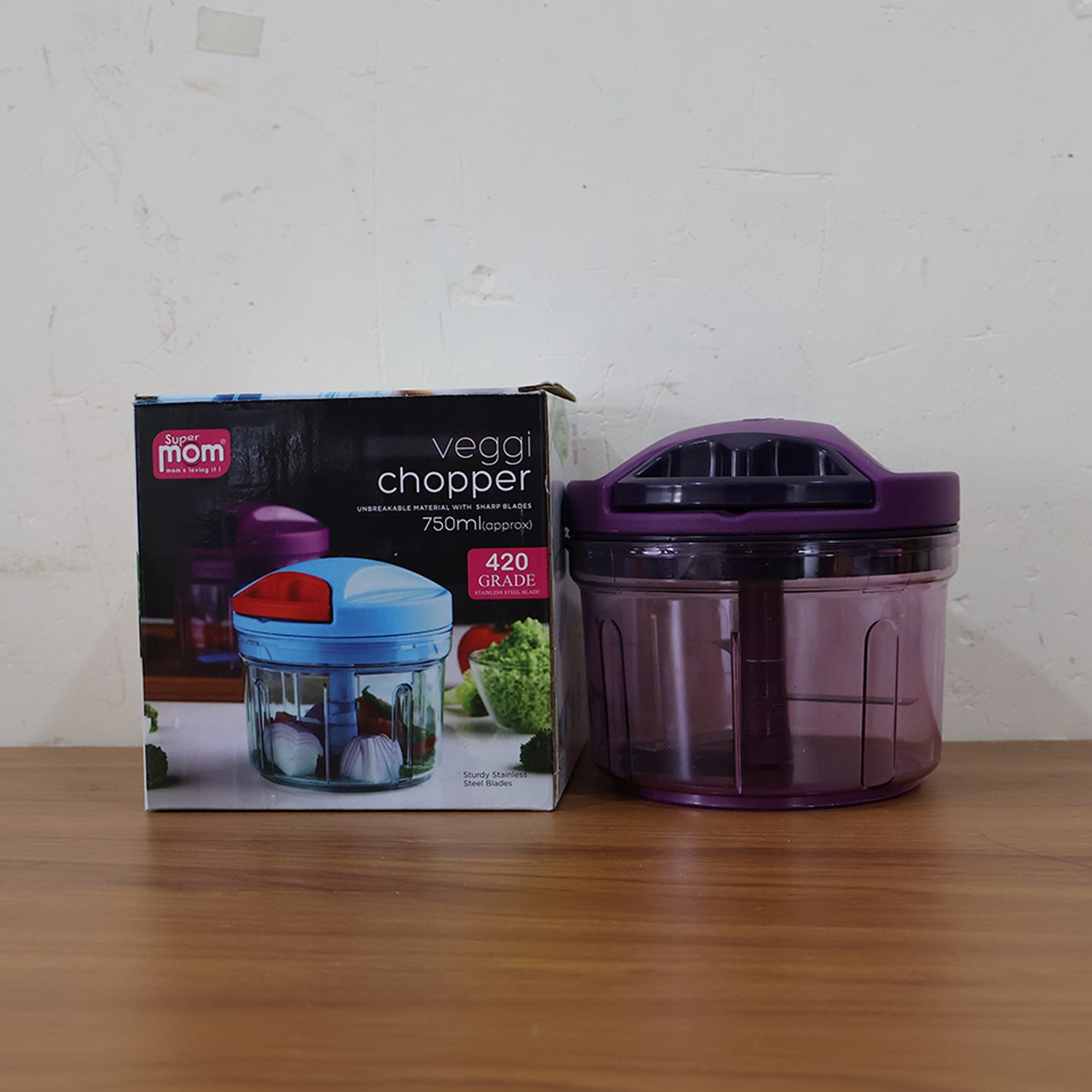 Kitchen vegetable chopper with ergonomic pull cord for chopping